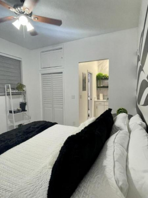 Cozy Studio, Prime Location, Remodeled, 1 Parking